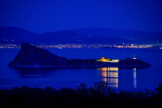 Tek kadrajda iki güzellik: Akdamar Adası ile Van Kalesi