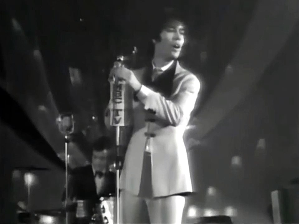 THE YOUNG ONES by Cliff Richard - live performance in Korea 1969