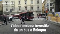Video a Bologna: pedone investito in pieno centro