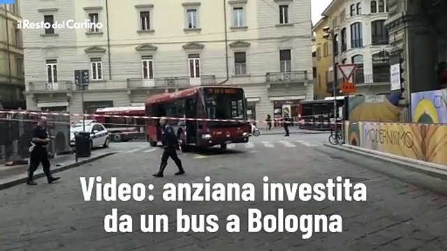 Video a Bologna: pedone investito in pieno centro
