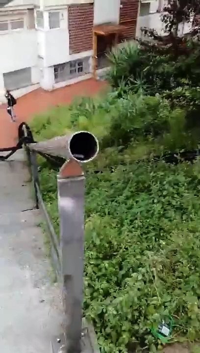 Se desploman los cables del ascensor inclinado de Ciutat Meridiana