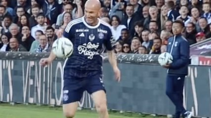 Download Video: Zidane incanta Bordeaux: danza sulla fascia e la palla non tocca mai terra