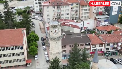 Tarihi saat kulesinin tepesindeki esrarengiz lamba