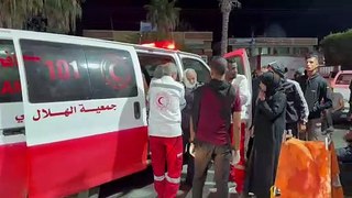 جرحى فلسطينيون يصلون إلى مستشفى الأقصى في دير البلح