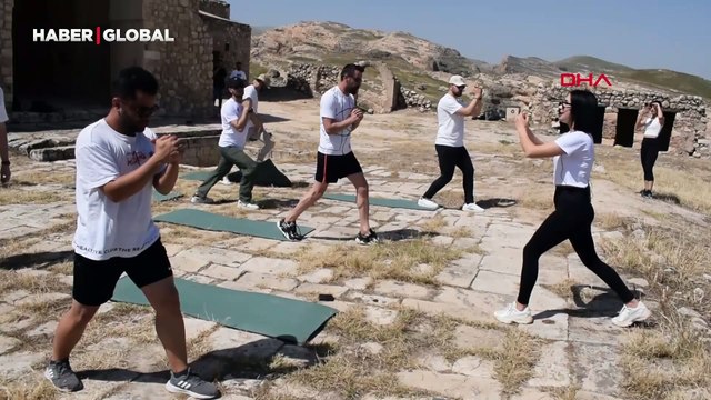 16 erkekten farkındalık etkinliği: Kadın cinayetlerine dikkat çekmek için pilates yaptılar