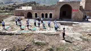 Tarihi Hasankeyf Kalesi'nde erkekler pilates yaptı!