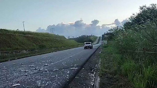 Carreta tomba e interdita trecho da BR-101 em São Miguel dos Campos