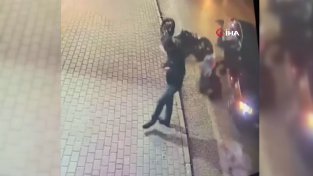 Ölüm teğet geçti! Sürüklenerek üzerine gelen motosikletten son anda kurtuldu
