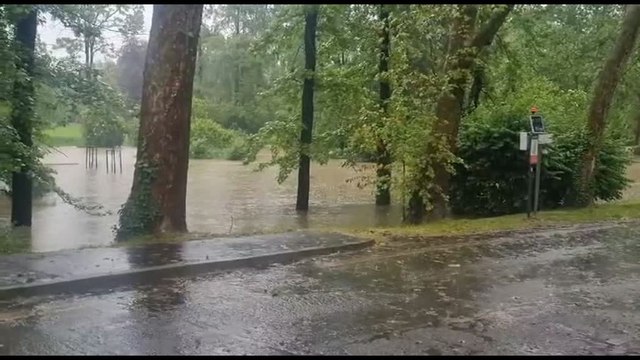 Allagamenti a Milano, esonda il Lambro: centinaia di interventi