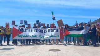 Manifestantes protestan en Cartagena contra la llegada de un buque supuestamente cargado con armas para Israel.