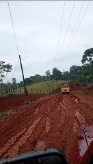 Llegar al cole con miedo: El viaje de Isaac y sus amigos en un bus por caminos de barro