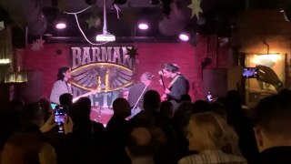 Blinken toca guitarra em bar de Kiev e é criticado