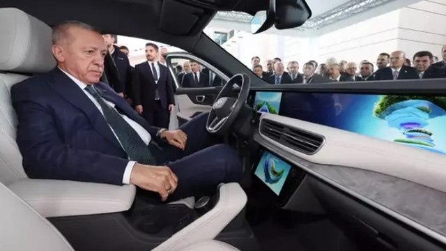 Cumhurbaşkanı Erdoğan, Togg'un sedan modelini inceledi