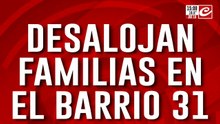 Así es el desalojo de varias familias en el Barrio 31