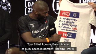 Bellator Paris - Quand Doumbè tente d'offrir un t-shirt personnalisé à Willis