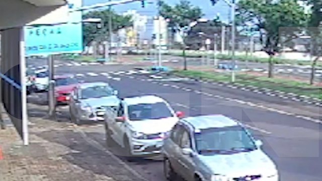 Câmera registra colisão entre Mobi e moto no São Cristóvão