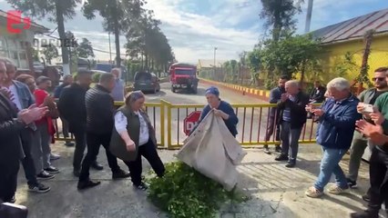 Çay üreticileri Kemalpaşa'da eylem yaptı