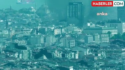 İstiklal Caddesi'nde Mağaza Çatısında Yangın Çıktı