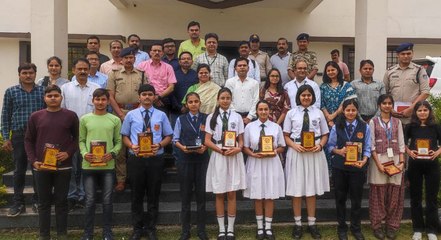 सीबीएसई की परीक्षा में बेहतर अंक लाने वालों को एसपी ने किया सम्मानित