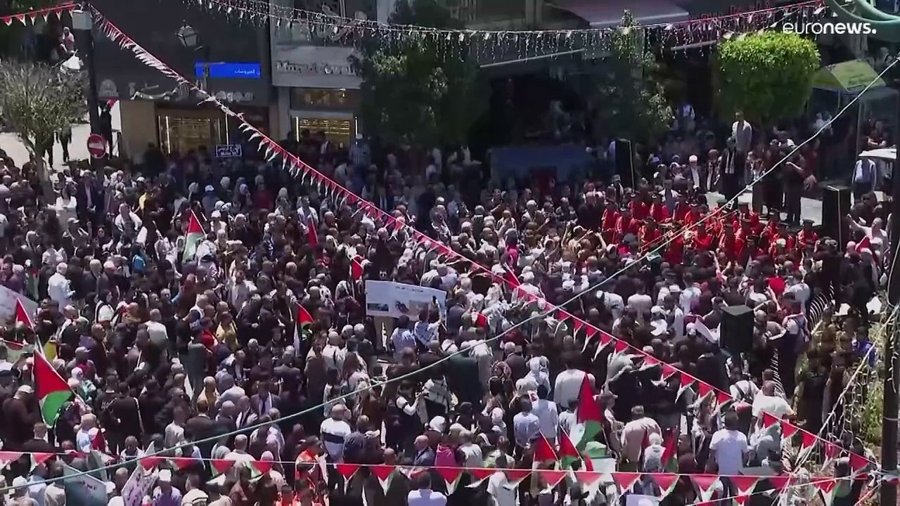 وسط الألام والدموع ... الفلسطينيون في رام الله...