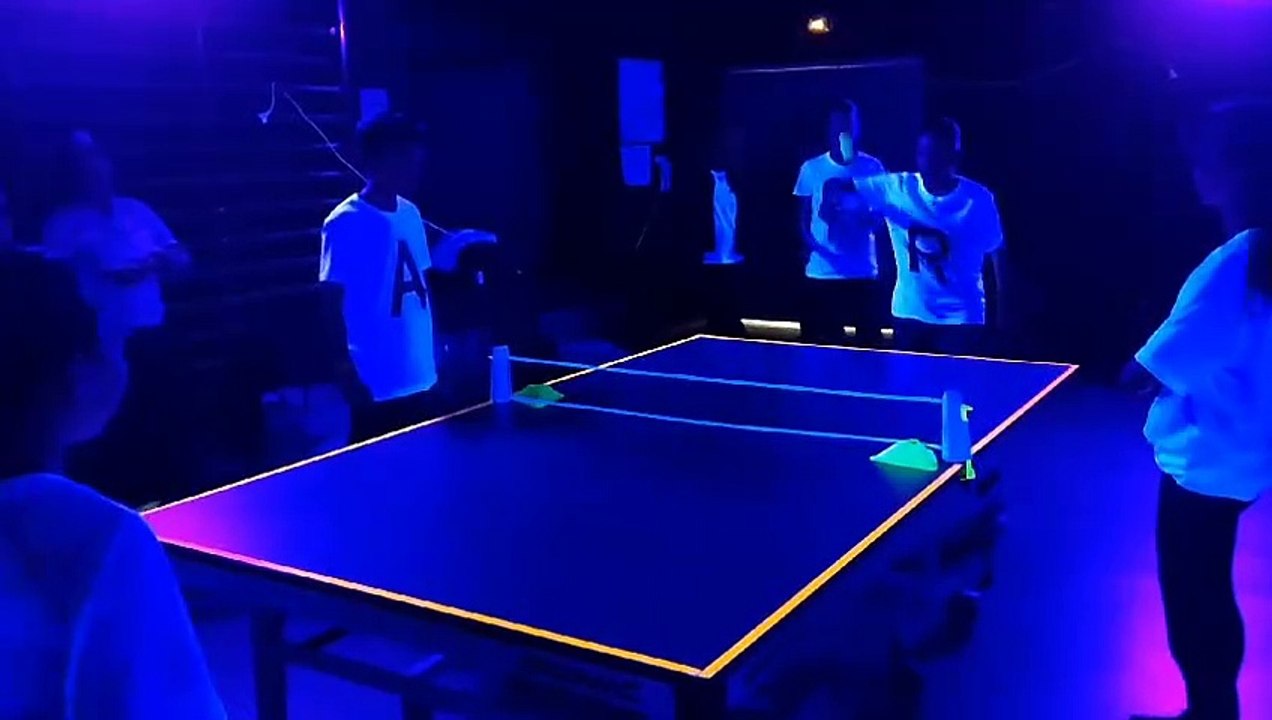 Des collégiennes s'initient au dark-ping