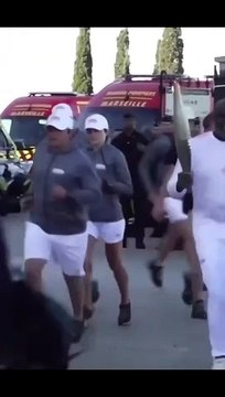 Basile Boli a donné le coup d'envoi du relais de la flamme olympique à Marseille ! jo2024