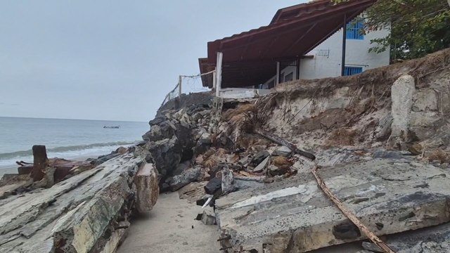 Fuertes oleajes destruyen muro de contención en Farallón