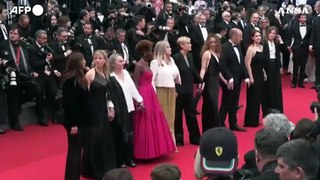 Festival di Cannes, Judith Godre'che sul tappeto rosso per il suo cortometraggio 