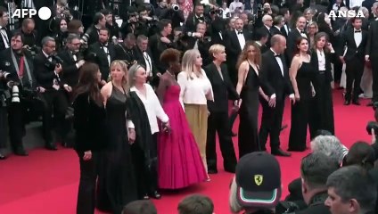 Festival di Cannes, Judith Godre'che sul tappeto rosso per il suo cortometraggio "Me Too"