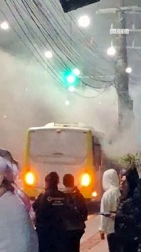 Ônibus de Itajaí pega fogo