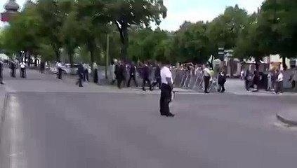 Flagrante do momento exato do atentado contra o primeiro-ministro da Eslováquia, Robert Fico.