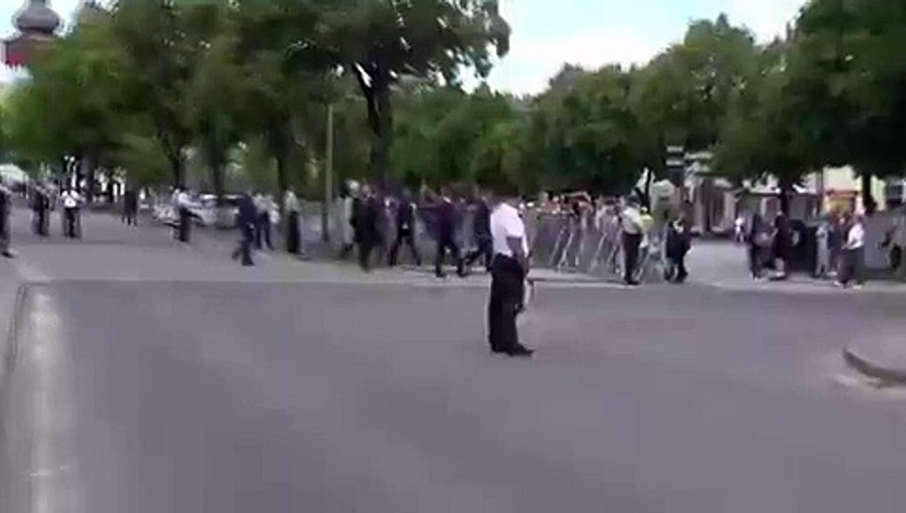Flagrante do momento exato do atentado contra o primeiro-ministro da Eslováquia, Robert Fico.