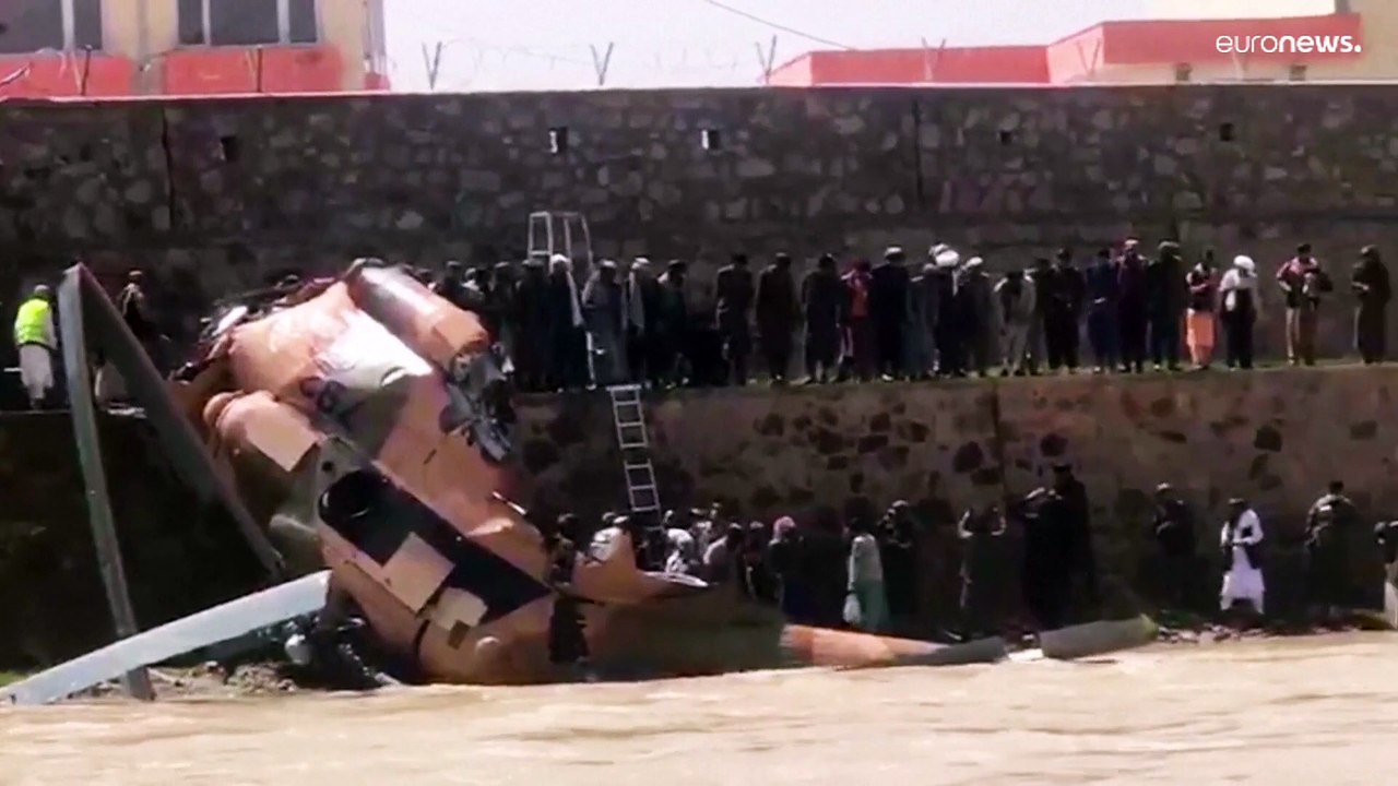 مقتل شخص على الأقل جراء تحطم مروحية عسكرية أفغا...