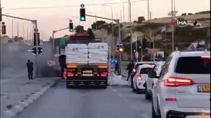 Gazzeliler açlıkla savaşırken yahudi yerleşimciler yardım tırlarını gasbetti!