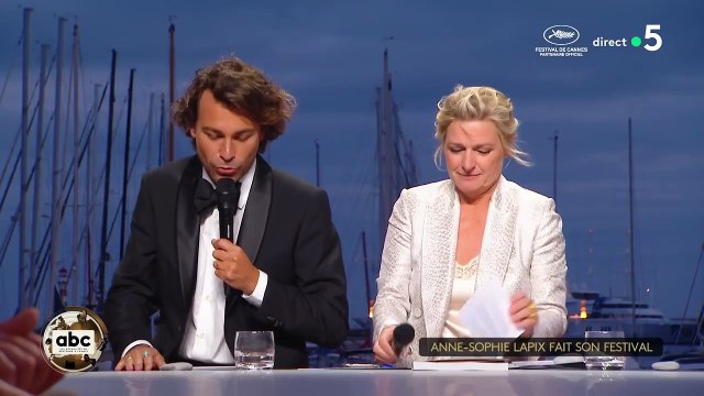 Bertrand Chameroy et Anne-Elisabteh Lemoine sur le plateau de C à vous à Cannes.
