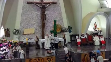 Rapidez divina: padre impede queda de menino vestido de anjo em Cianorte