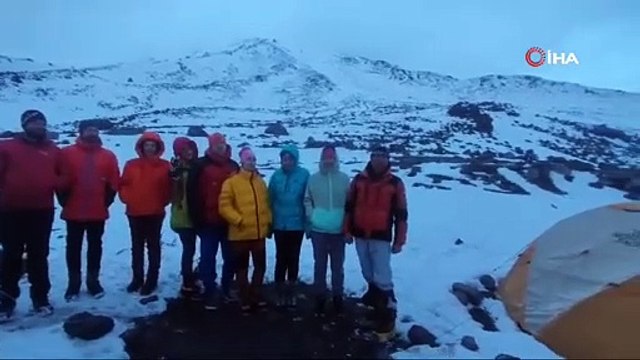 Mayıs ortasında Ağrı Dağı’na çıkan dağcılara kar sürprizi