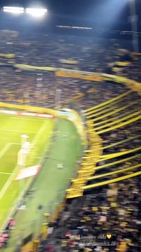 20240414 Victoria Mazzoni, pareja de Leonardo Fernández, graba el festejo de Peñarol ante Atlético Mineiro en el Campeón del Siglo