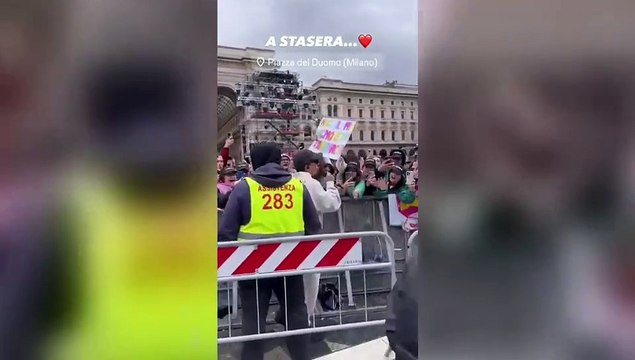 Ultimo su e giù dal palco: corsa tra i fan in piazza Duomo