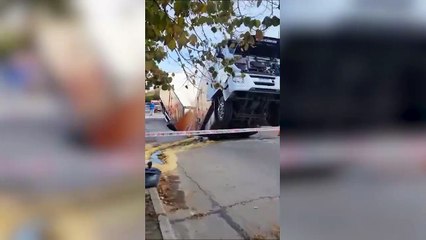 Córdoba: un camión fue "tragado" por el asfalto