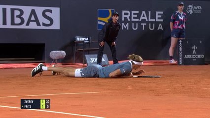 Télécharger la video: Zverev overcomes scary tumble to reach Rome semi-finals