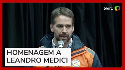 Eduardo Leite homenageia médico voluntário que morreu durante ajuda às vítimas no RS