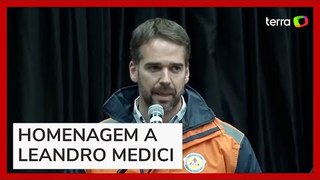 Eduardo Leite homenageia médico voluntário que morreu durante ajuda às vítimas no RS