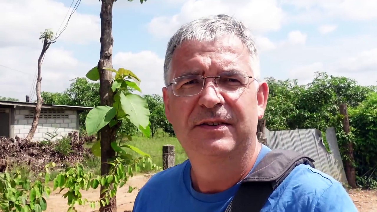 Auf dem Dorf in Thailand - Die andere Seite des Weges.