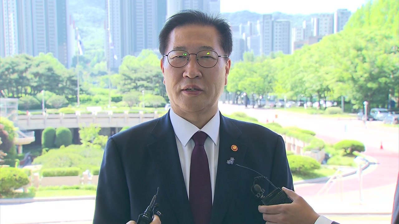 법무장관 "검찰총장과 충분히 협의...요청 다 받아야 하나" / YTN