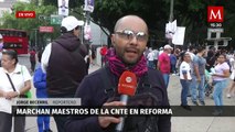 Un grupo de maestros marchan en el Paseo de la Reforma en la Ciudad de México