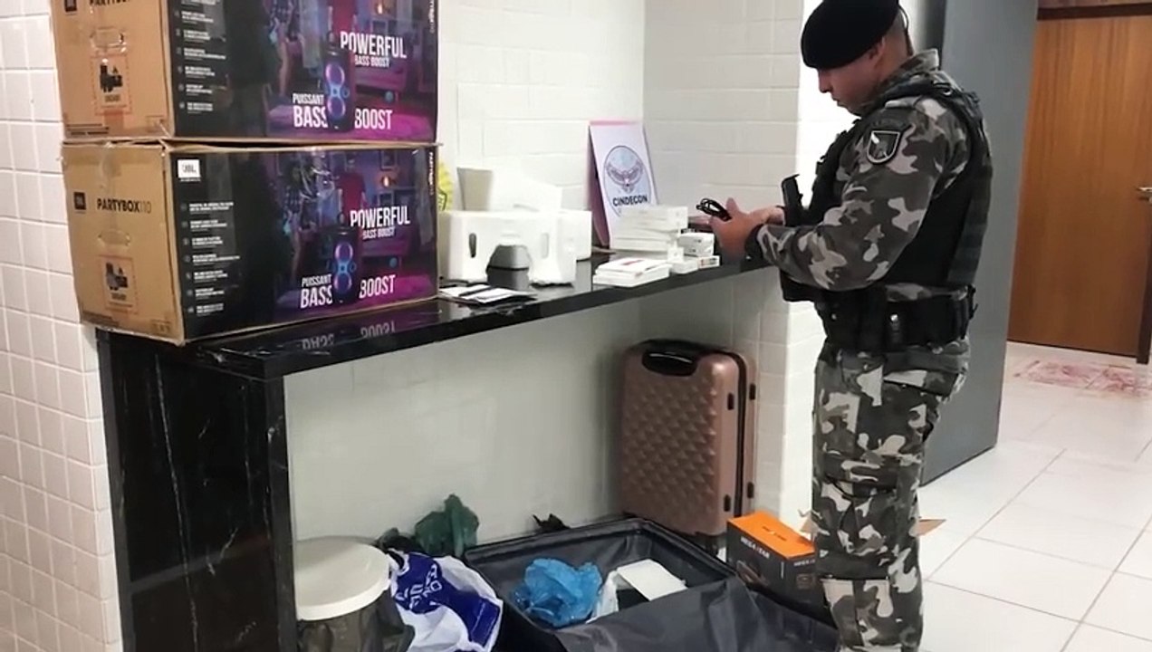 Choque apreende contrabando de cigarros e eletrônicos em ônibus de linha na Tancredo Neves