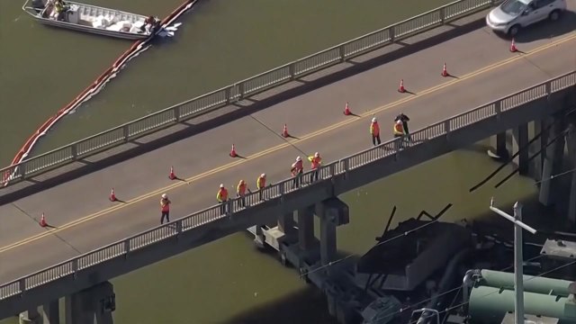 美 텍사스 방향 잃은 바지선이 다리 기둥에 '쿵'...기름 유출 / YTN