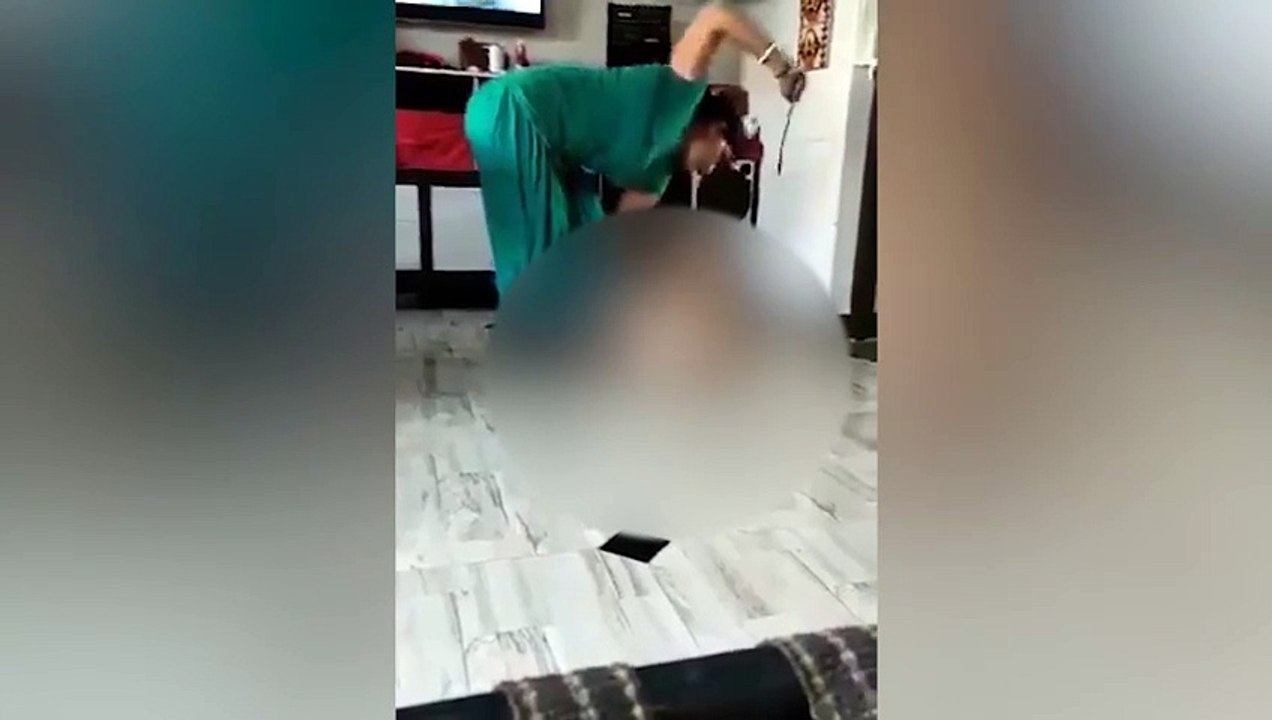 बेरहम मां! बच्ची को छड़ी से पीटा, गर्दन दबाने की कोशिश, चिल्लाती रही बच्ची...Watch Video