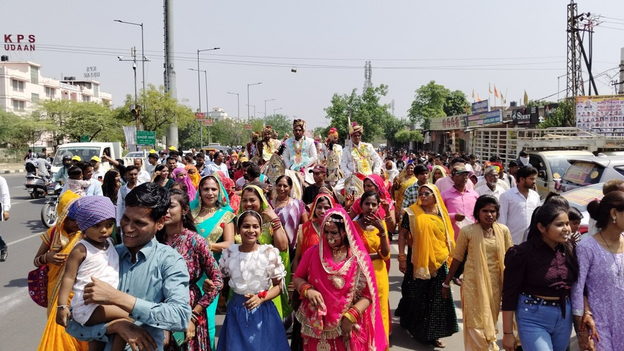 सामूहिक विवाह: 44 डिग्री पारा...फिर भी चिलचिलात...